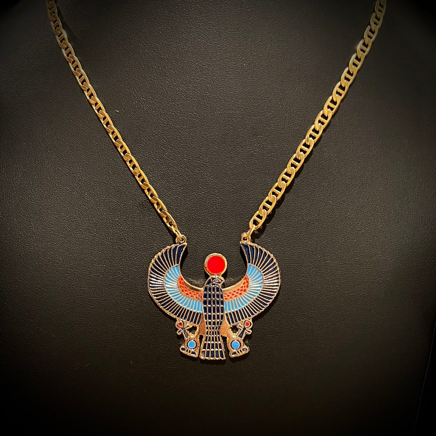 Small Horus on link chain